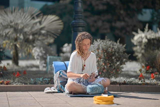 wanita duduk lagi menikmati